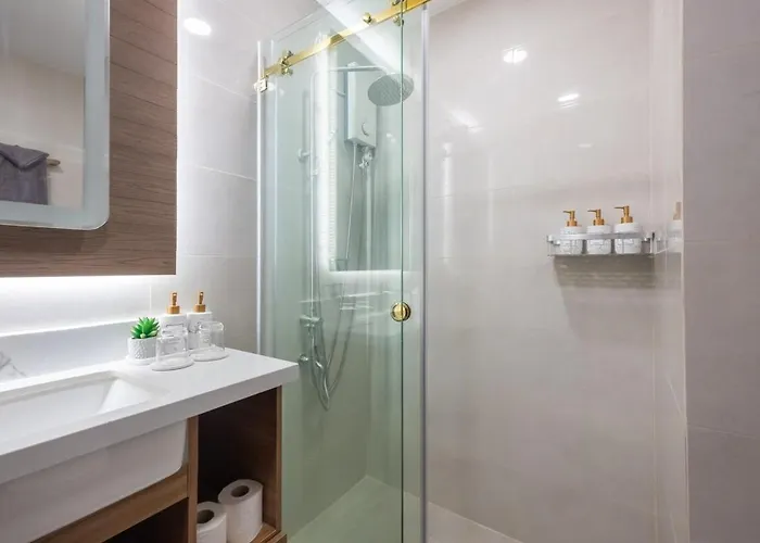 Luxury With Balcony & Swimming Pool Near It Park Apartment